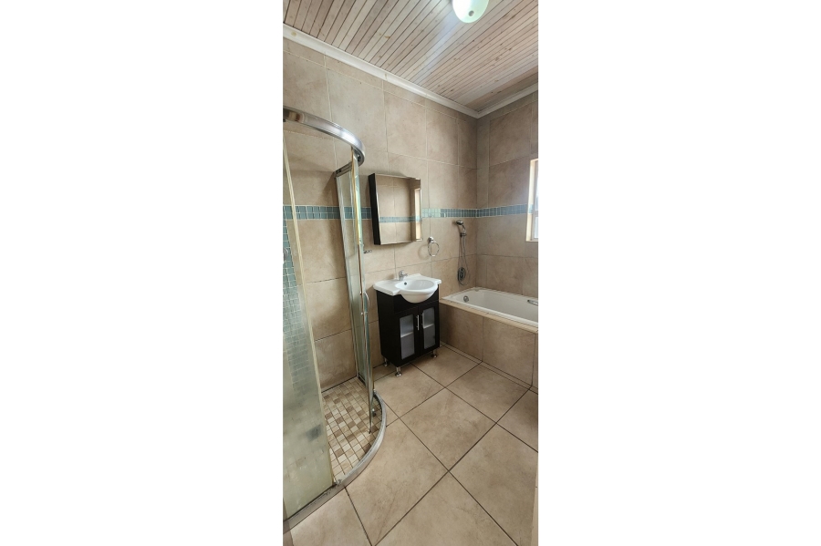 8 Bedroom Property for Sale in De La Haye Western Cape